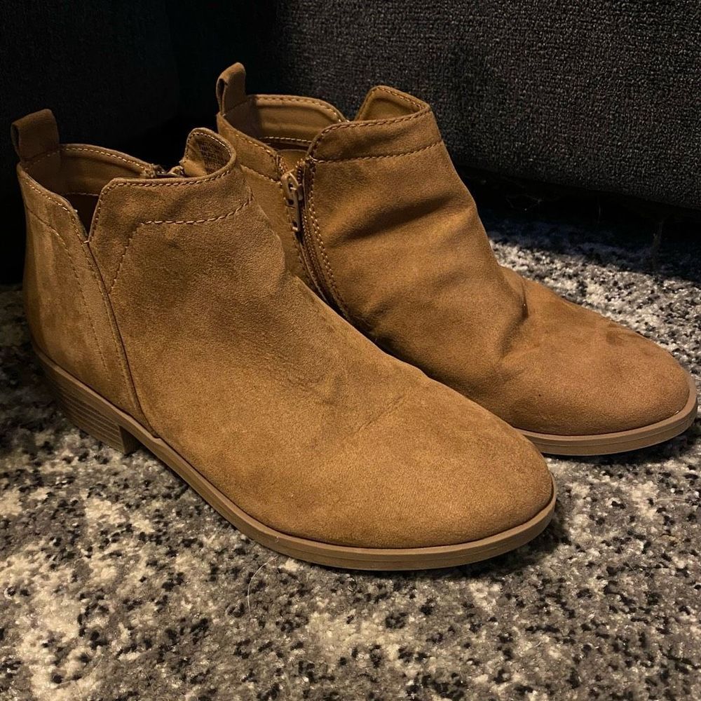 Womens 8.5 Time and Tru light brown suede ankle booties w/ memory foam